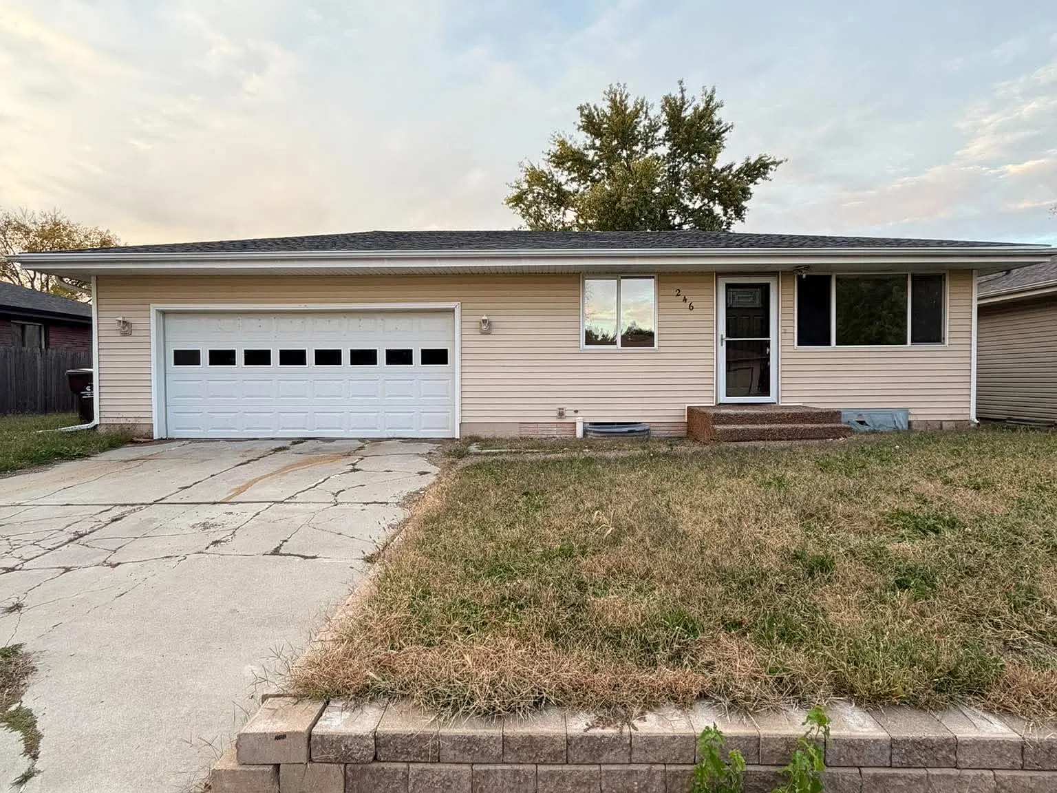 3 bed, 900 sqft, $1,900 — Photo 2