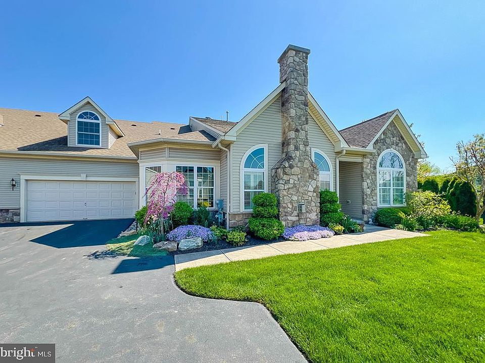 1st image of 221 Willow Dr