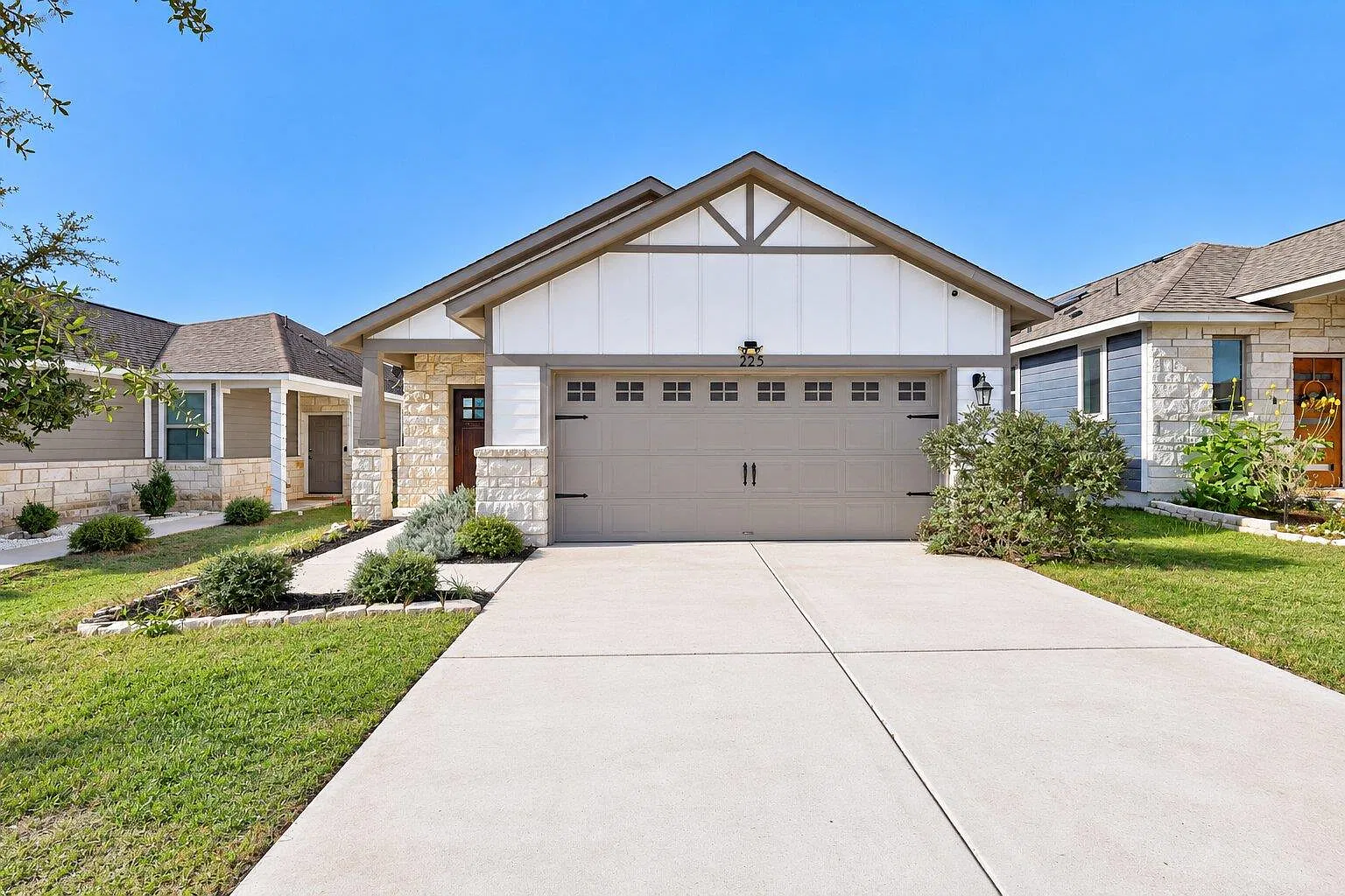 4 bed, 2.0 bath, 1599 sqft, $1,725 — Photo 1