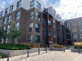 210 Sabina Dr #111, Oakville, ON L6H0W6