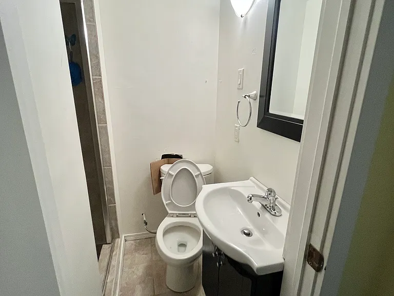 1033 Youville Dr W — Photo 11