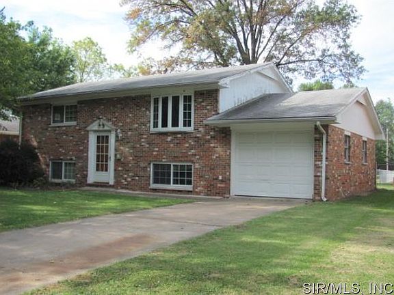 3rd image of 826 Amherst Dr