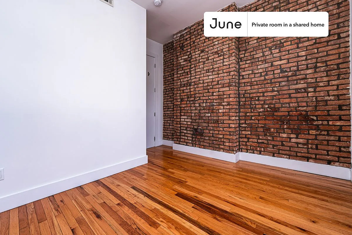 Queen bedroom in 3 bed/1 bath home in Bedford-Stuyvesant #1892 C — Photo 3