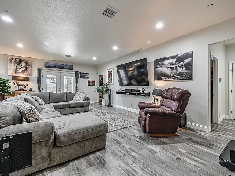 1129 Via Flore Way — Photo 4
