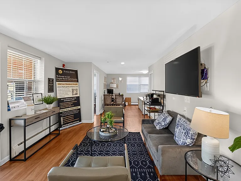 Step into the spacious elegance of Eagle Rock Apartments at Framingham. This inviting living area features modern design and cozy ambiance, perfect for relaxation and entertaining. Schedule your tour today and envision your new lifestyle!