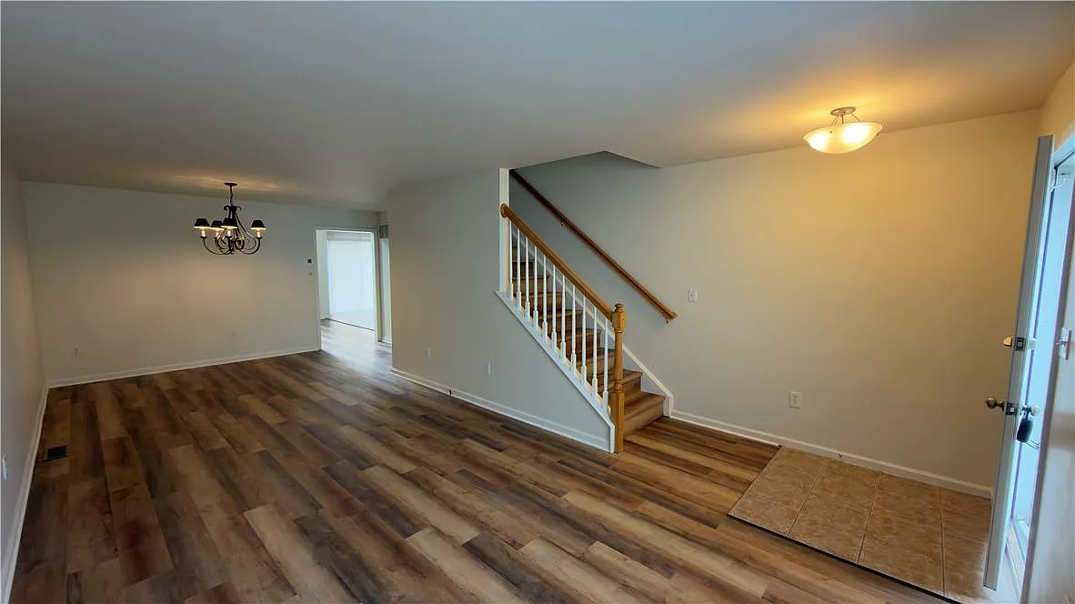 3 bed, 2.5 bath, 2282 sqft, $2,800 — Photo 2