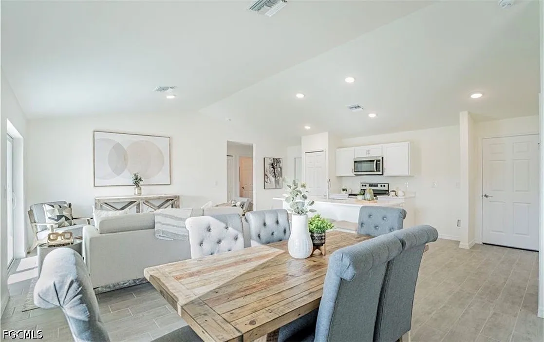 4 bed, 2.0 bath, 1426 sqft, $2,100 — Photo 2