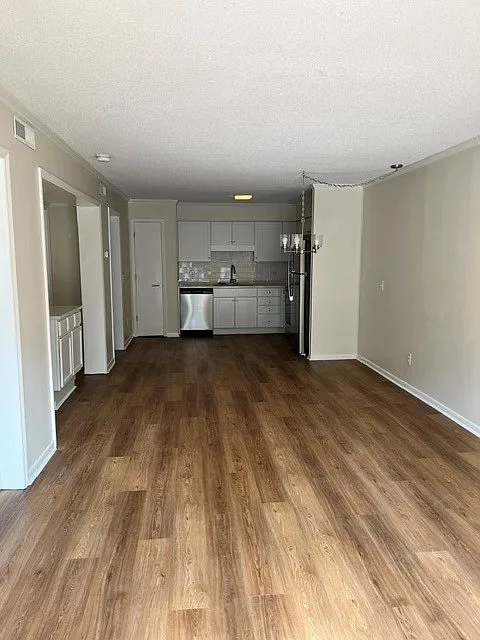 2 bed, 864 sqft, $2,300 — Photo 2