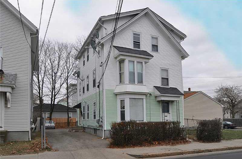 2nd image of 560-562 Lonsdale Ave