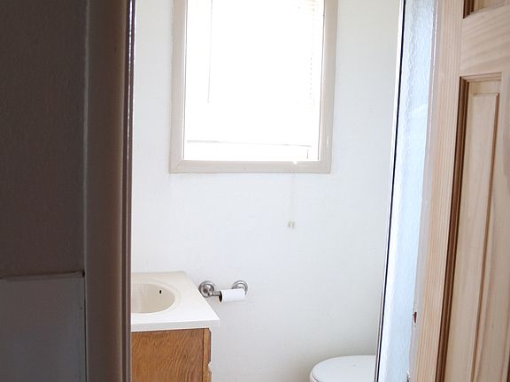3rd image of 1018 Saint John St
