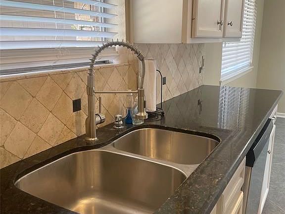 5th image of 15206 Carols Way Dr