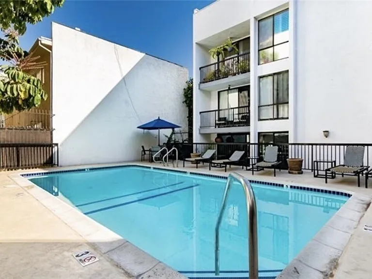 906 N Doheny Dr #512 — Photo 31