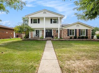 17980 Parkridge Dr, Riverview, MI 48193