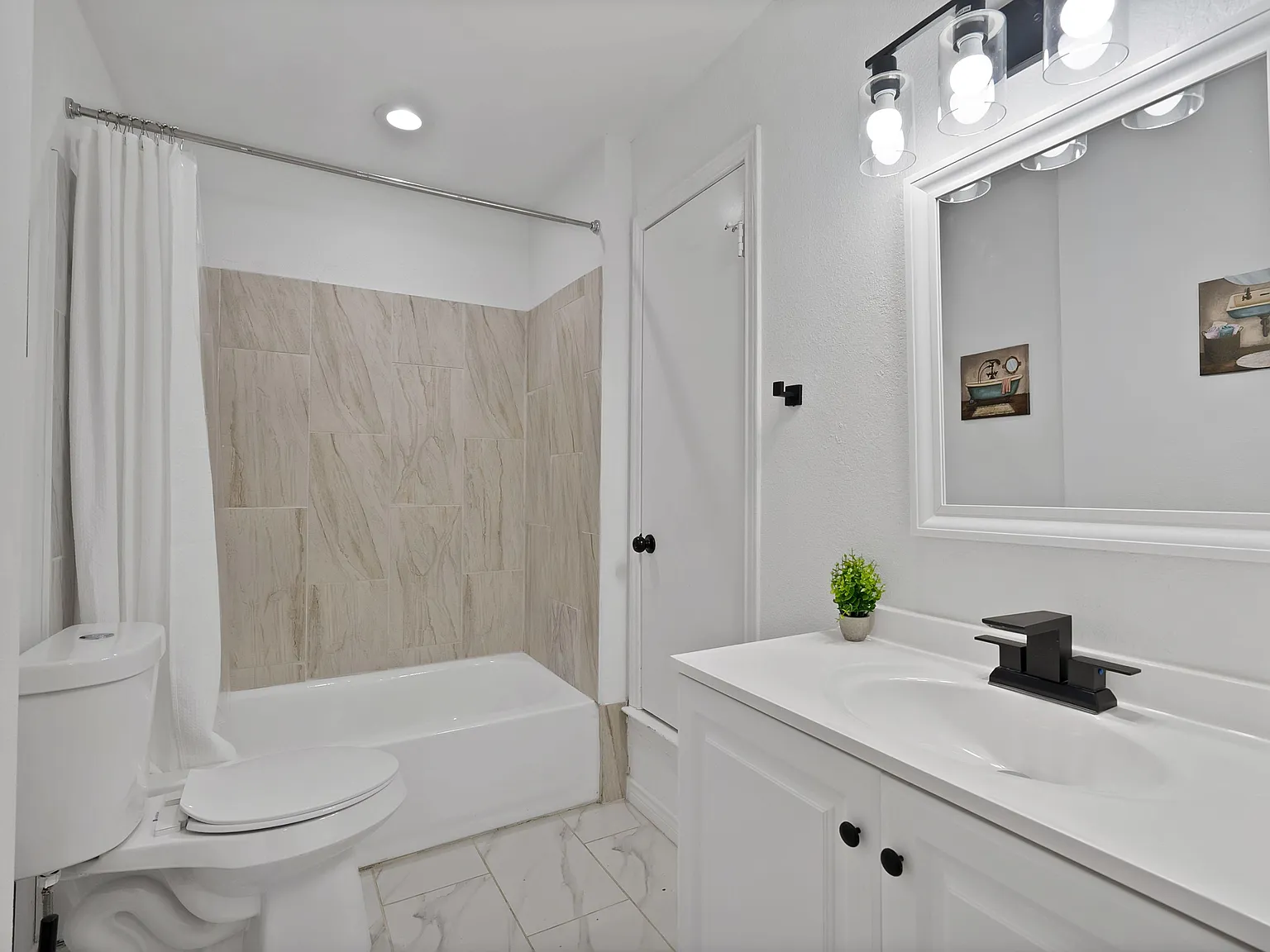 4 bed, 4.0 bath, 2450 sqft, $1,806 — Photo 3