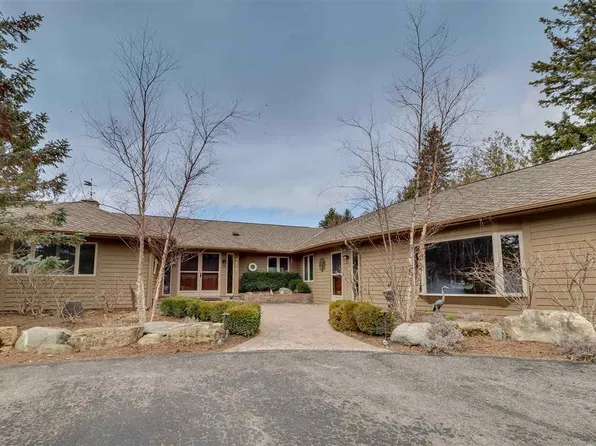 6995 Birdland Dr, Charlevoix, MI 49720