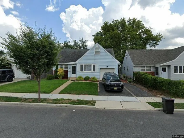 682 8th St, Secaucus, NJ 07094