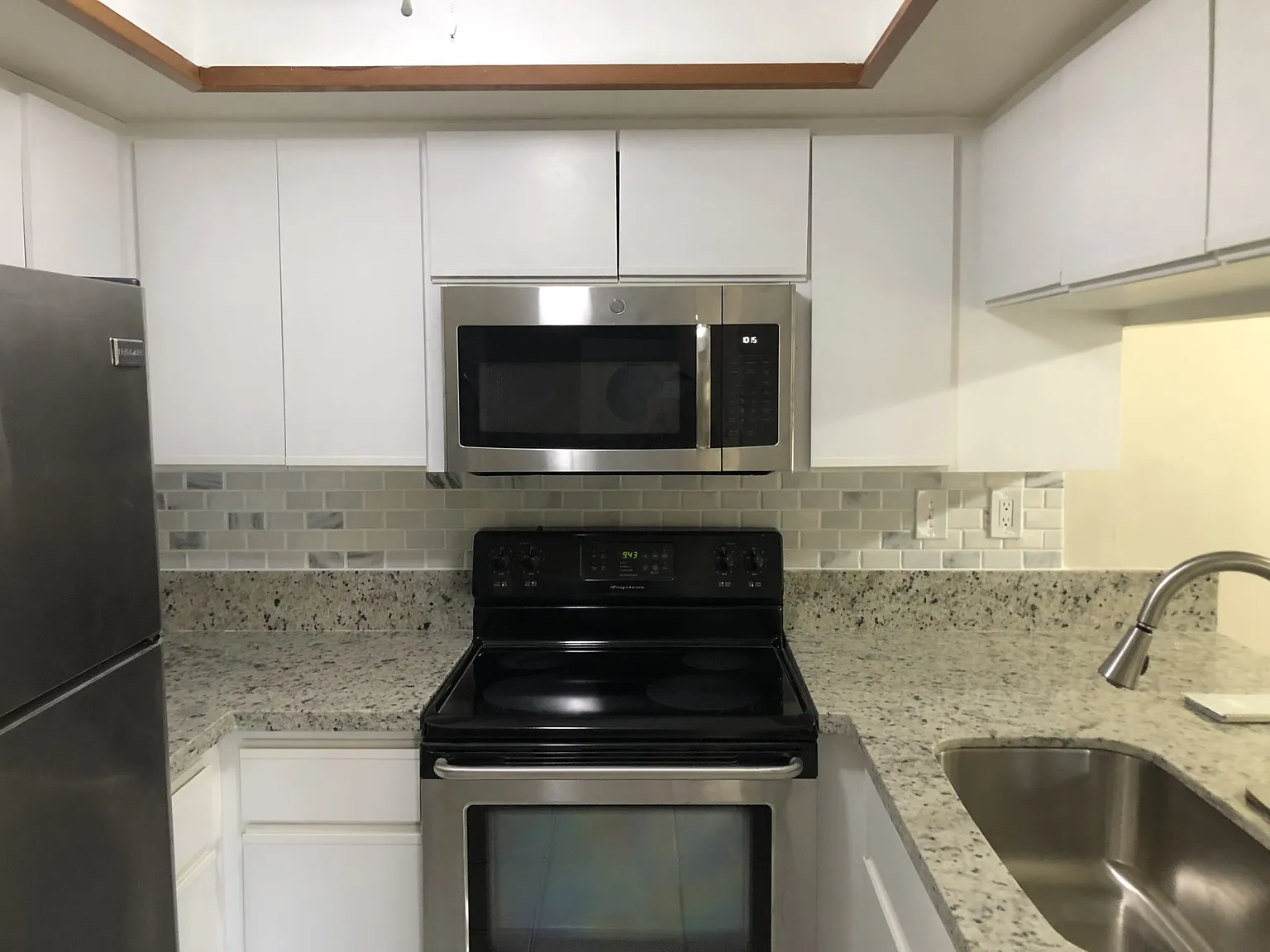 2 bed, 944 sqft, $2,300 — Photo 1