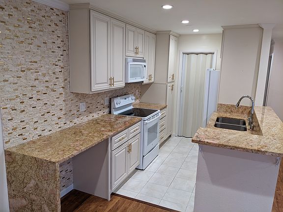 4th image of 207 Boardwalk Ave APT C