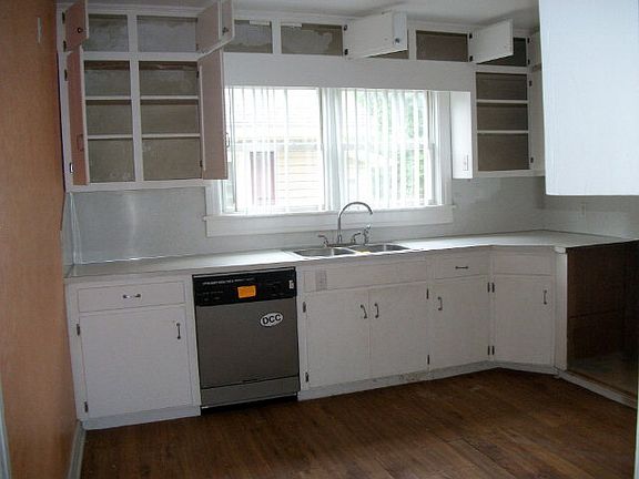4th image of 1026 Washington St