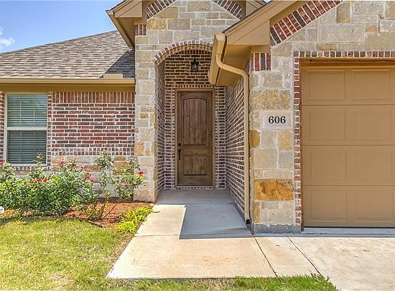 5th image of 606 Donna Cir