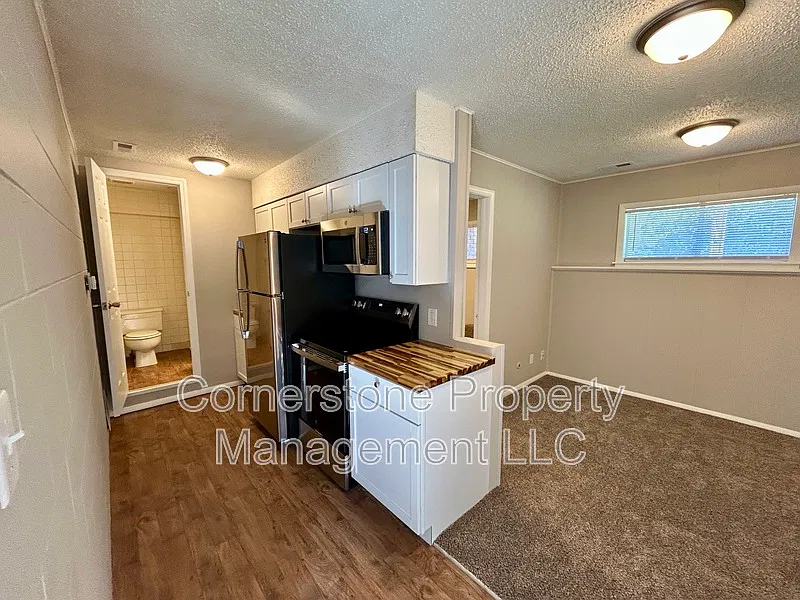 1 bed, 1.0 bath, 550 sqft, $945 — Photo 2