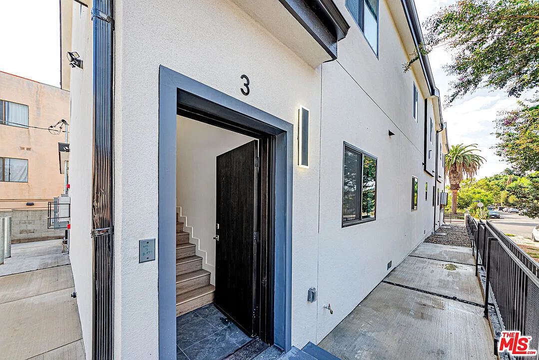 4627 Rosewood Ave — Photo 2