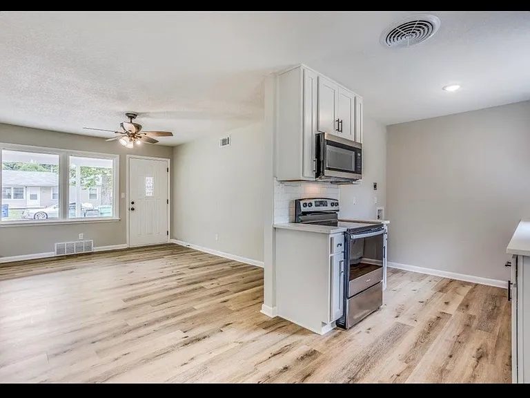 1139 E Crowley St — Photo 5