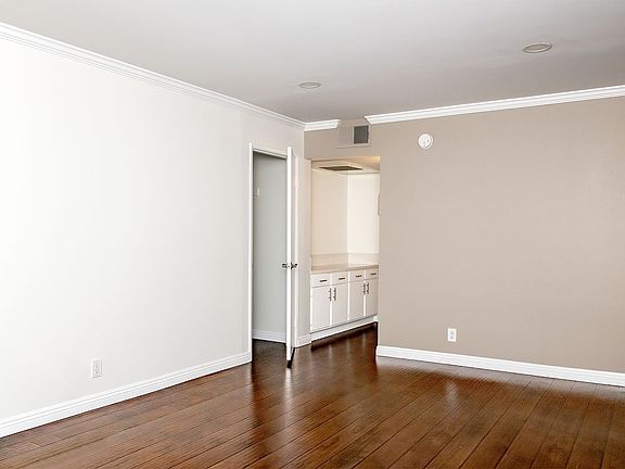 5th image of 226 E Elmwood Ave APT P