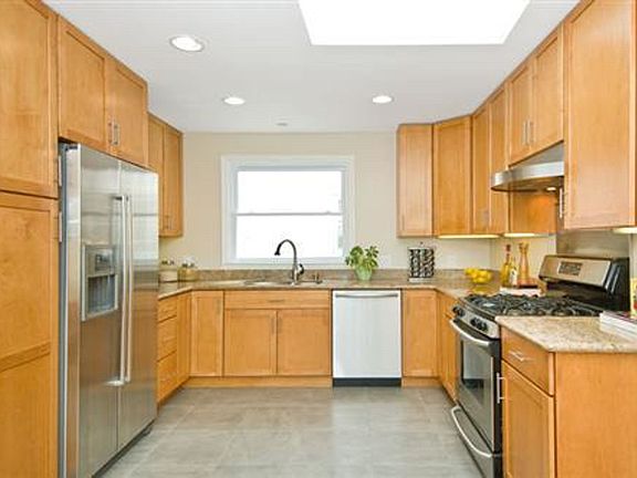 4th image of 1068 Ashbury St
