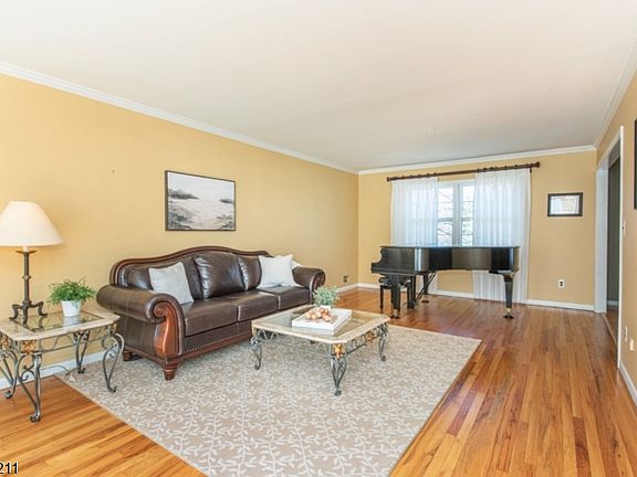 4th image of 5 Robin Hill Rd