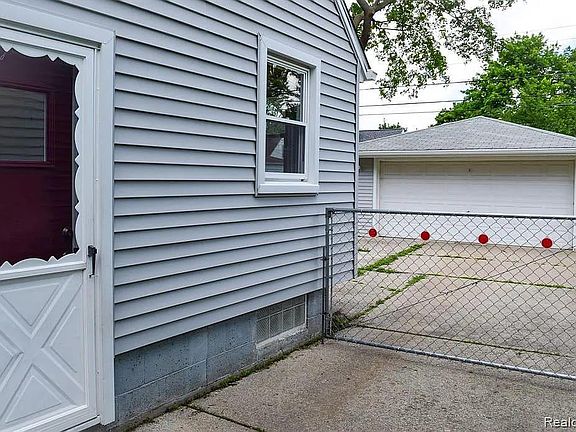 3rd image of 14598 Russell Ave
