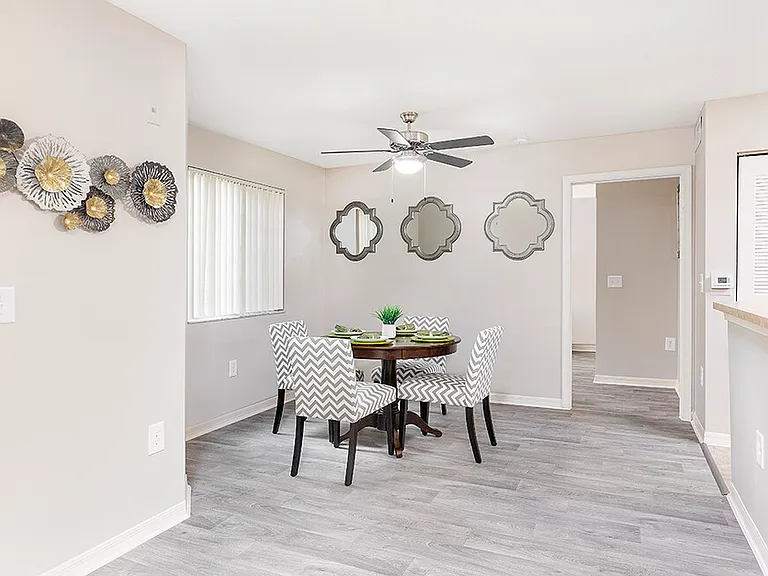 Club Lake Pointe Apartments — Photo 8