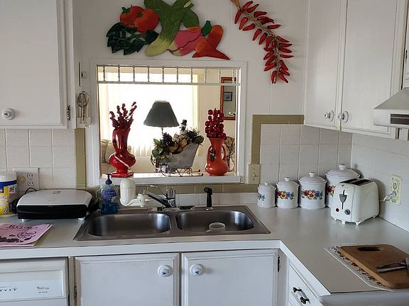 4th image of 6713 Lakewood Dr #141
