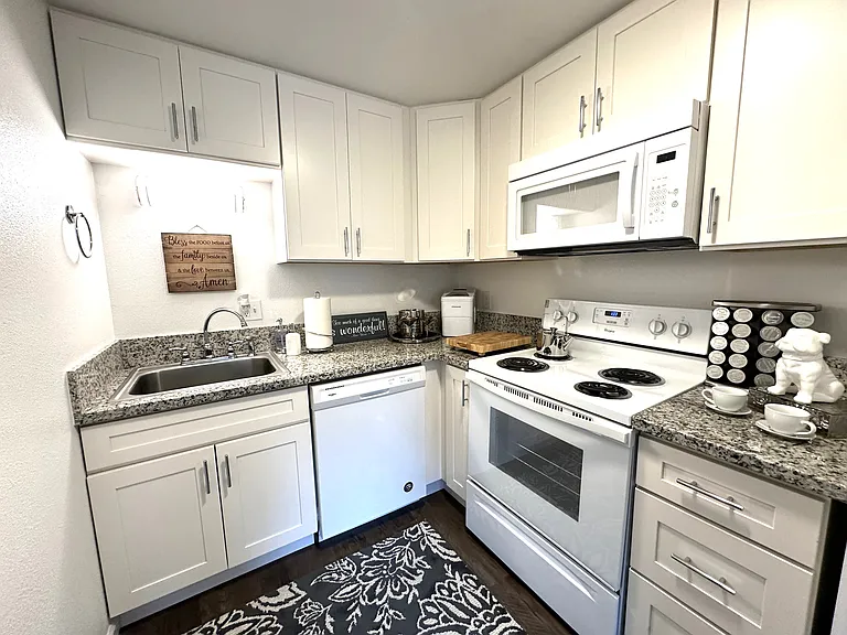 842 Phoenix St NE — Photo 12
