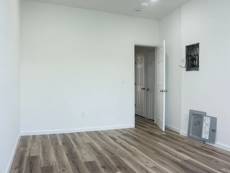576 Newark Ave #2R — Photo 4