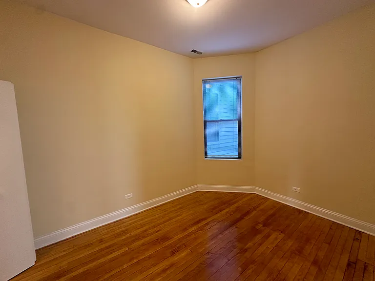 2159 W Belle Plaine Ave — Photo 8