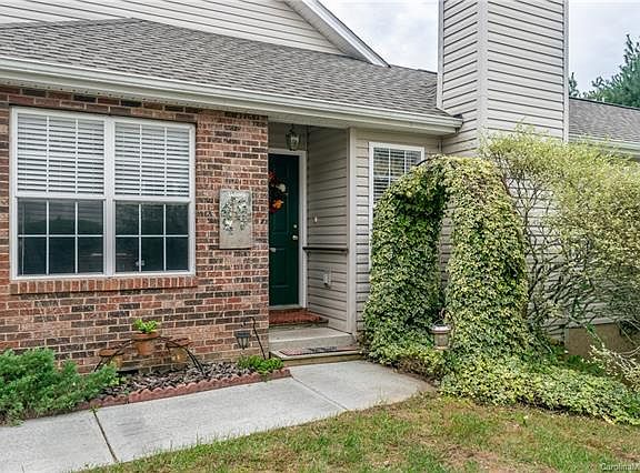 3rd image of 32 S Creekside Ct