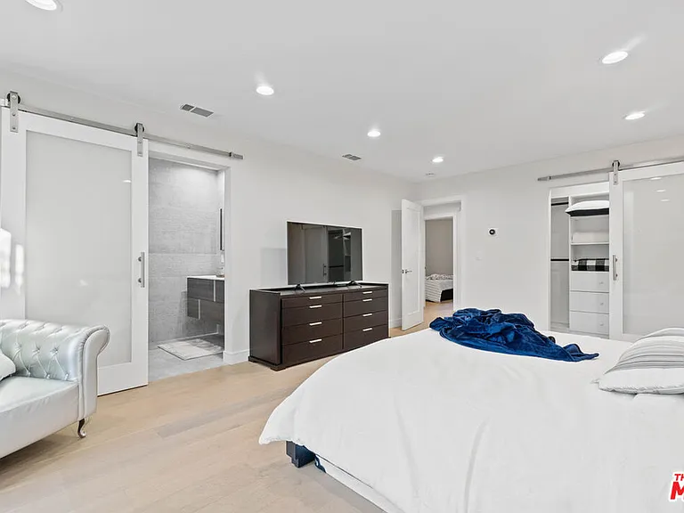 8961 Farralone Ave — Photo 28