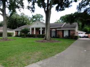 318 Cedar Ln, Seabrook, TX 77586