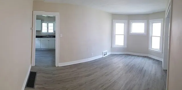 2216 Ontario Ave — Photo 3