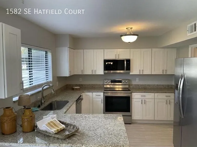 1582 SE Hatfield Ct — Photo 1