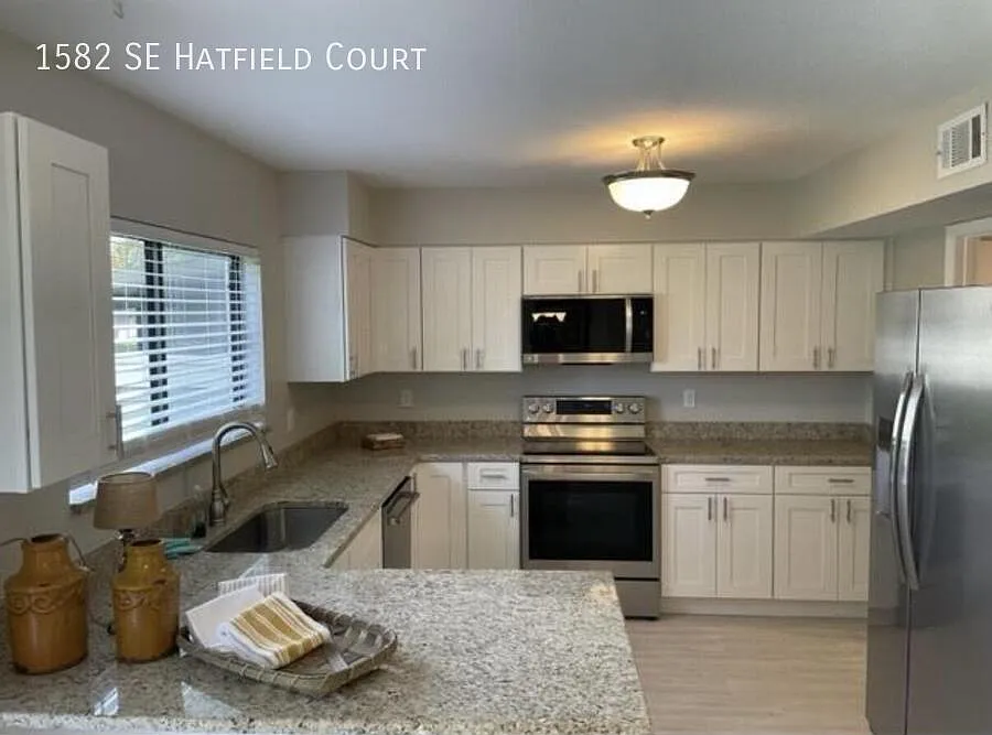 1582 SE Hatfield Ct