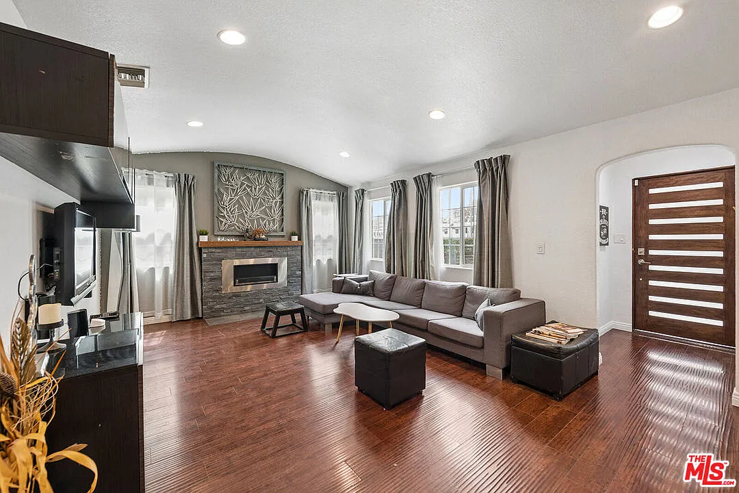 4 bed, 2.0 bath, 1349 sqft, $5,950 — Photo 4