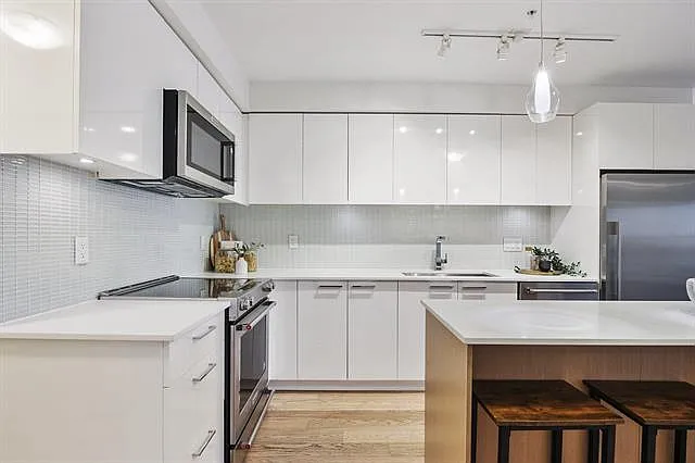 2 bed, 1028 sqft, $3,700 — Photo 3