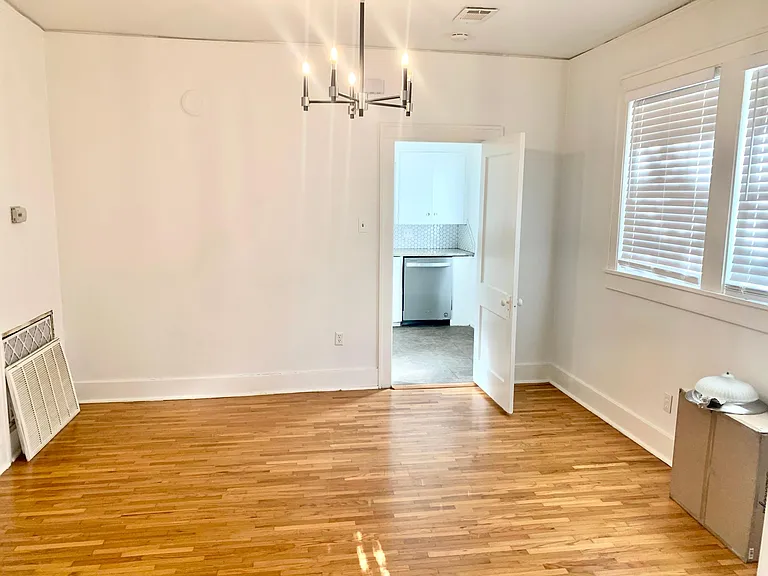 303 N Van Buren St — Photo 8
