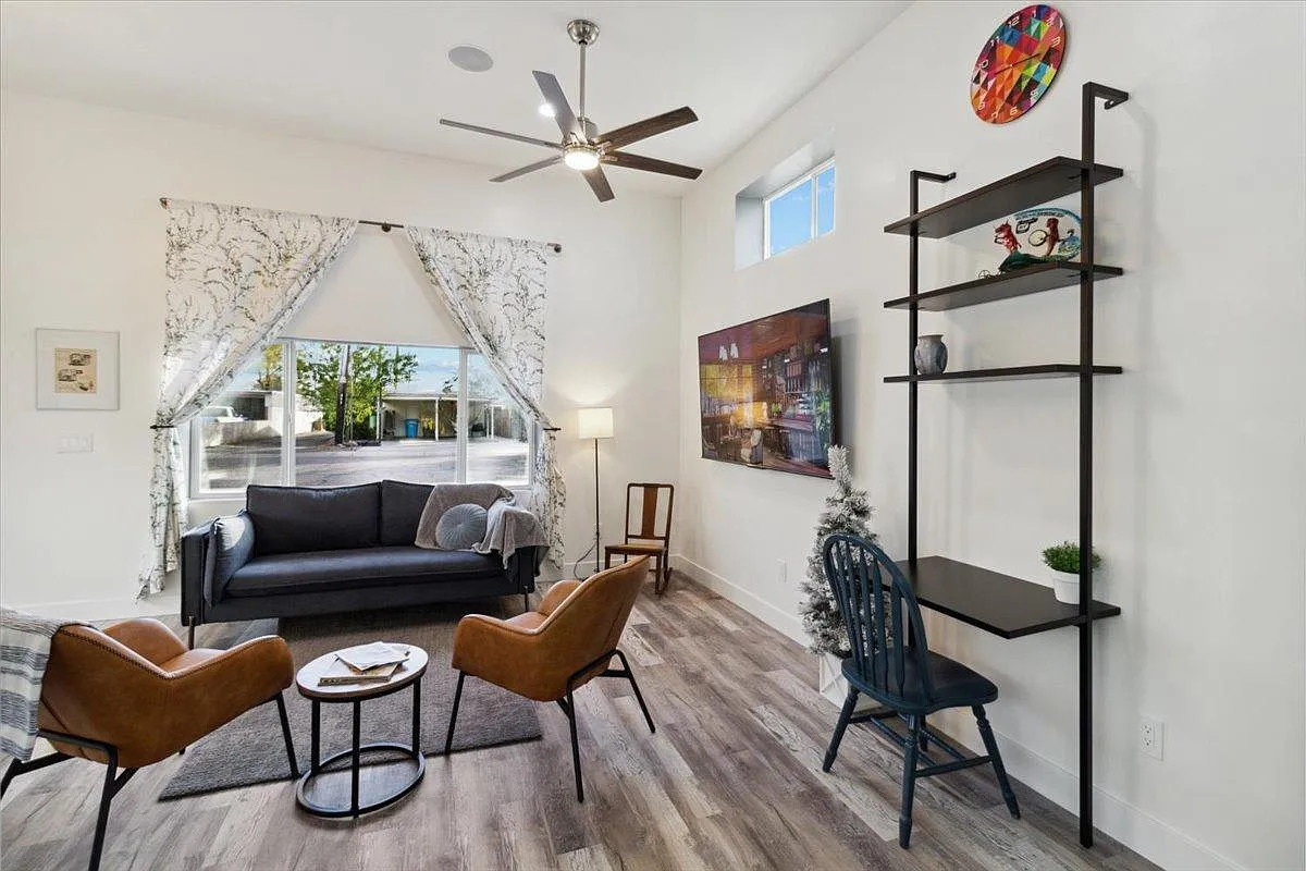 1701 W Mitchell Dr — Photo 2