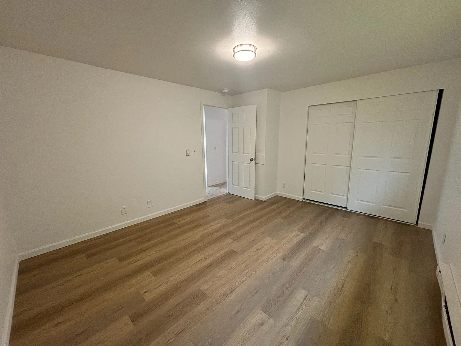 210 Chicago Blvd S — Photo 4