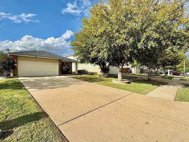 1015 Aiken Dr — Photo 4