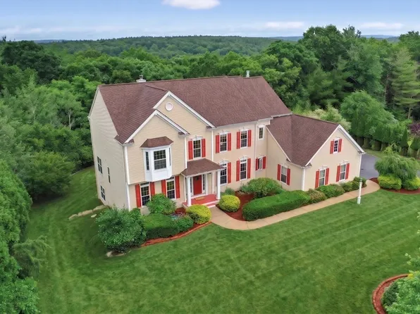 35 Howarth Dr, Upton, MA 01568
