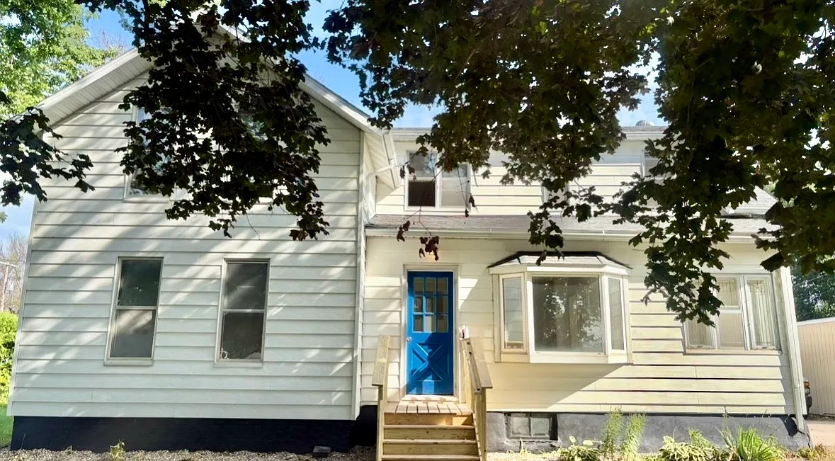 4 bed, 1.5 bath, $1,400 — Photo 1